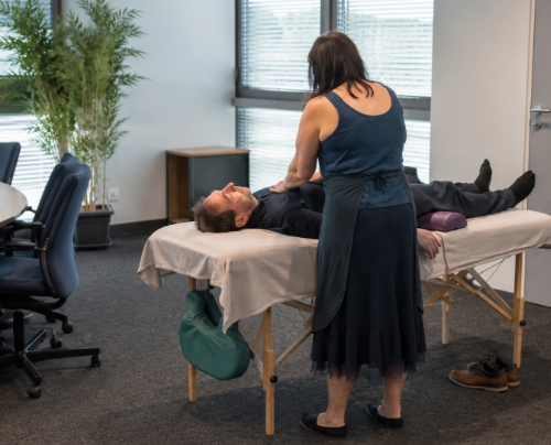 Séance de Amma Shiatsu sur table réalisée en entreprise pour favoriser la détente et le bien-être des collaborateurs